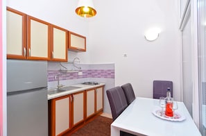 Refrigerador, placa de cocina, cafetera/tetera, utensilios de cocina