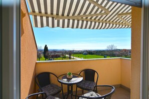 Outdoor dining - Apartment 2223/67648 (Istria - Vodnjan), 5000m from the beach (Vodnjan)