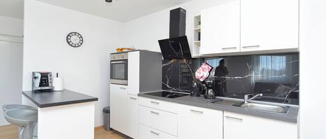 Køleskab, mikrobølgeovn, ovn, kogeplade