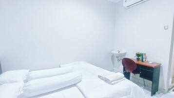 Kamar Double Standar | Meja kerja