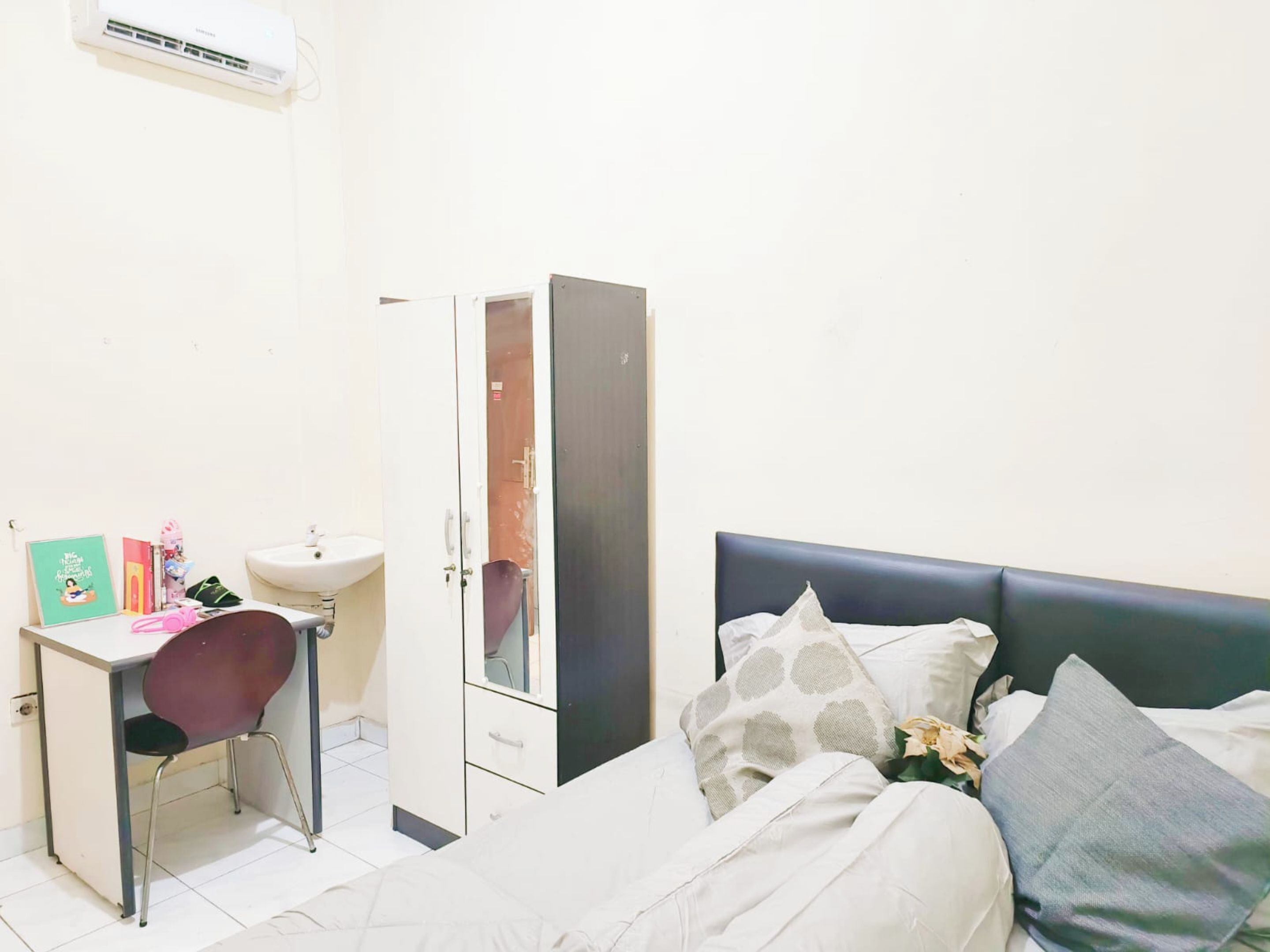 Standard Double Room | Desk