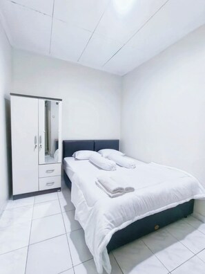 Standard Double Room | Desk