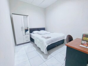 Standard Double Room | Desk