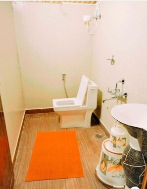 Cottage Deluxe | Salle de bain | Douche, serviettes fournies, savon, papier toilette