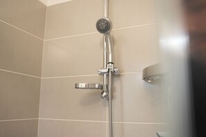 Dusche, Haartrockner, Seife, Shampoo