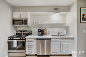 Fridge, microwave, oven, stovetop - Amenity Heavy Serene Apt in Convenient Location (Austin)