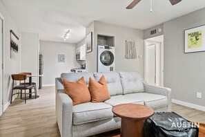 Smart TV - Amenity Heavy Serene Apt in Convenient Location (Austin)