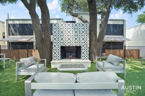 Amenity Heavy Serene Apt in Convenient Location