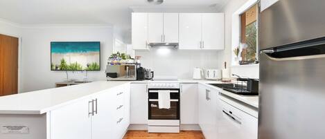 Frigorífico, horno, placa de cocina y lavavajillas