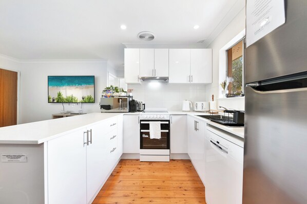 Fridge, oven, stovetop, dishwasher