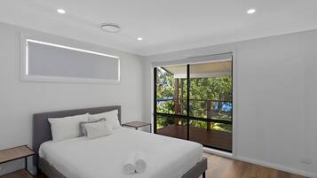 6 bedrooms, iron/ironing board, WiFi, bed sheets