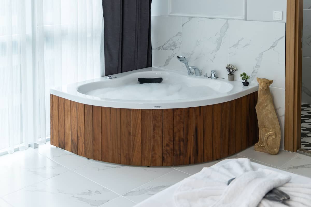 Deluxe Jakuzili Suite | Jetted bathtub