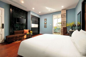 Junior Room | Peti besi dalam bilik, meja, kalis bunyi, seterika/papan seterika 