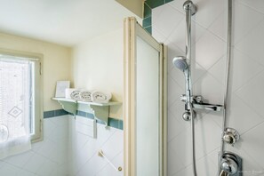 Douche, sèche-cheveux, bidet, serviettes fournies