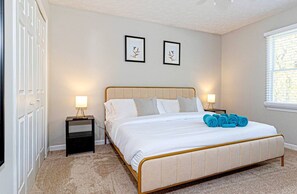 5 bedrooms, iron/ironing board, free WiFi, bed sheets - Stylish 5BR Split-Level Spacious Oasis w/Pool, BBQ & Game Room (Columbus)