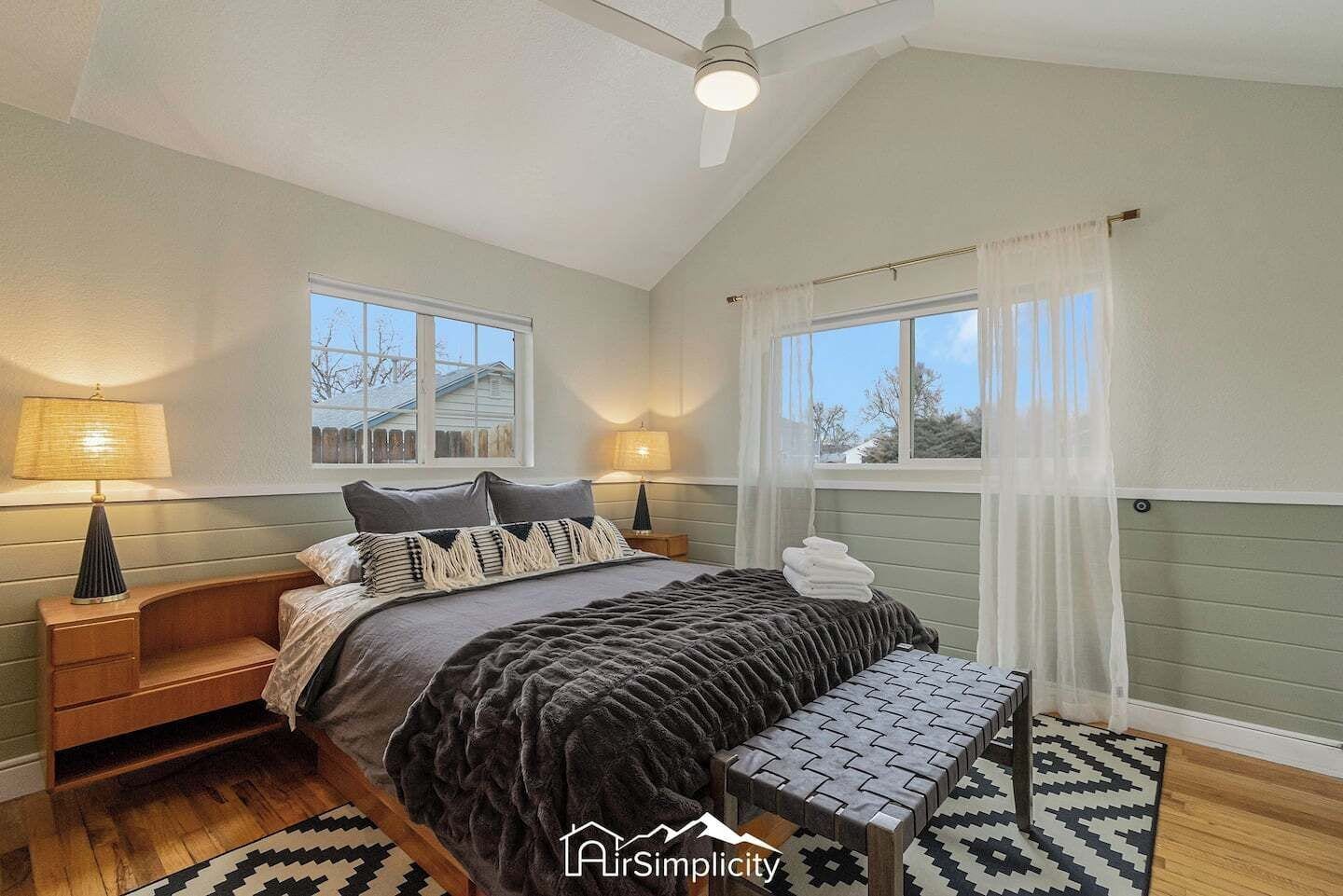 3 chambres, bureau, fer et planche à repasser, lit parapluie