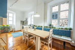 Dobbeltrom – comfort | Delt kjøkken | Kjøleskap, mikrobølgeovn, ovn og kokeplater