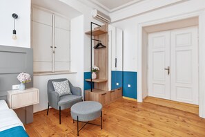 Kahden hengen comfort-huone | Tallelokero huoneessa, työpöytä