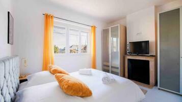 2 bedrooms, desk, soundproofing, iron/ironing board