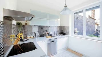 Fridge, oven, stovetop, dishwasher