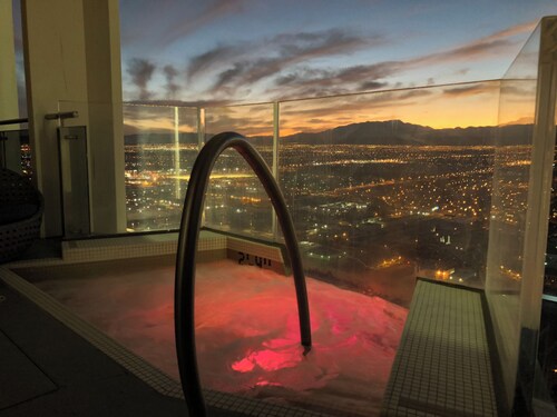 Intimo Penthouse at Palms Place 