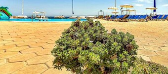 Elegante apartamento con vista directa al mar
