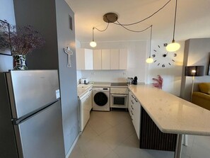 Frigorifero, microonde, forno, piano cottura