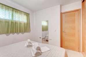 2 habitaciones, tabla de planchar con plancha, wifi y ropa de cama 