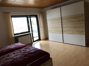 1 soverom, safe på rommet, skrivebord og reiseseng for barn