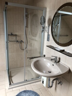 Towels, soap, shampoo, toilet paper - Well-equipped large vacation apartment for 4 people with lots of comfort  (Gersheim)