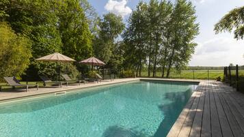 Piscina a l'aire lliure i piscina climatitzada