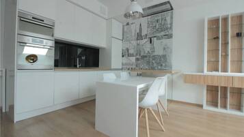 Deluxe-huoneisto | Yksityinen keittiö | Täysikokoinen jääkaappi, mikroaaltouuni, uuni, astianpesukone