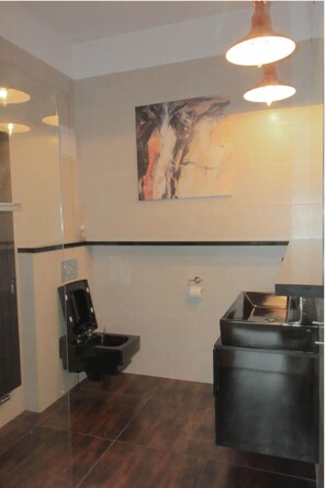 Deluxe Apartment | Iron/ironing board, free WiFi, bed sheets