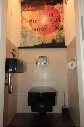 Deluxe Apartment | Bathroom | Shower, hair dryer, towels, soap