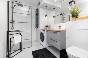 Een douche, een haardroger, handdoeken, shampoo