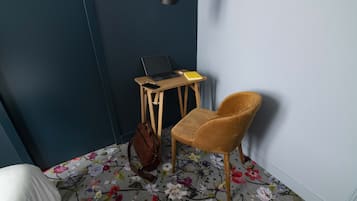 标准双人房 | 高档床上用品、办公桌、隔音、免费 WiFi