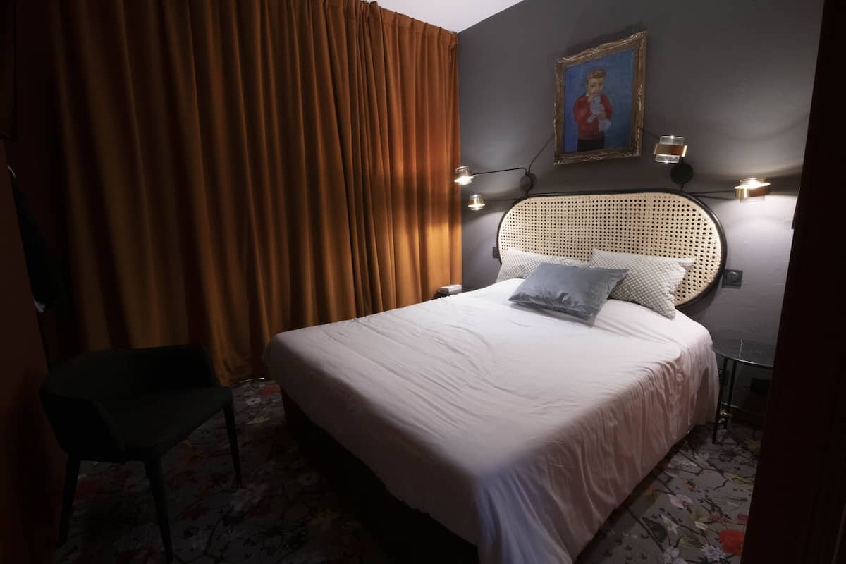 Premium bedding, desk, soundproofing, free WiFi