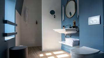 Chambre Double Deluxe | Salle de bain | Articles de toilette gratuits, sĂšche-cheveux, serviettes fournies