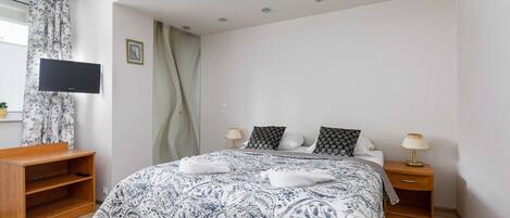 Iron/ironing board, bed sheets