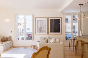 Living area - Alabaster Bright, by Veeve (Paris)