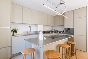 Fridge, oven, stovetop, dishwasher