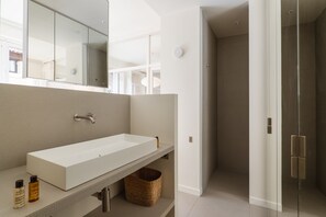Douche, sèche-cheveux, serviettes fournies