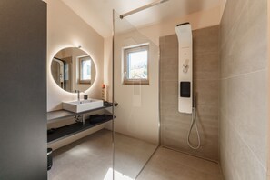 Deluxe Apartment | Bathroom | Rainfall showerhead, hair dryer, towels - City Fischer Design Apartment (Schladming)