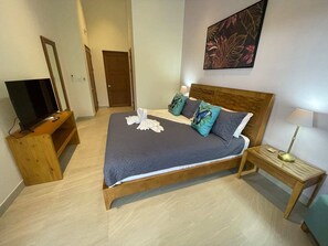 3 slaapkamers, een bureau, een strijkplank/strijkijzer, reisbedje