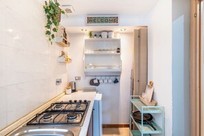 Réfrigérateur, plaque de cuisson, cafetière/bouilloire