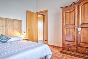 2 bedrooms, travel crib, free WiFi, bed sheets