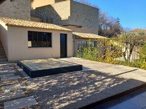 Property grounds - Luxury air-conditioned house with swimming pool in the heart of Gigondas! (Gigondas)