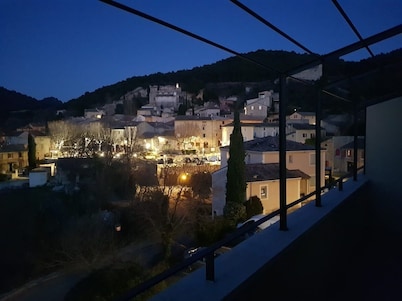 Luxury air-conditioned house with swimming pool in the heart of Gigondas!