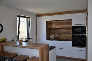Fridge, microwave, oven, stovetop - Luxury air-conditioned house with swimming pool in the heart of Gigondas! (Gigondas)
