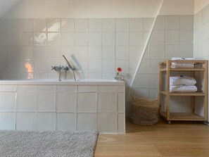 Douche, sèche-cheveux, bidet, serviettes fournies